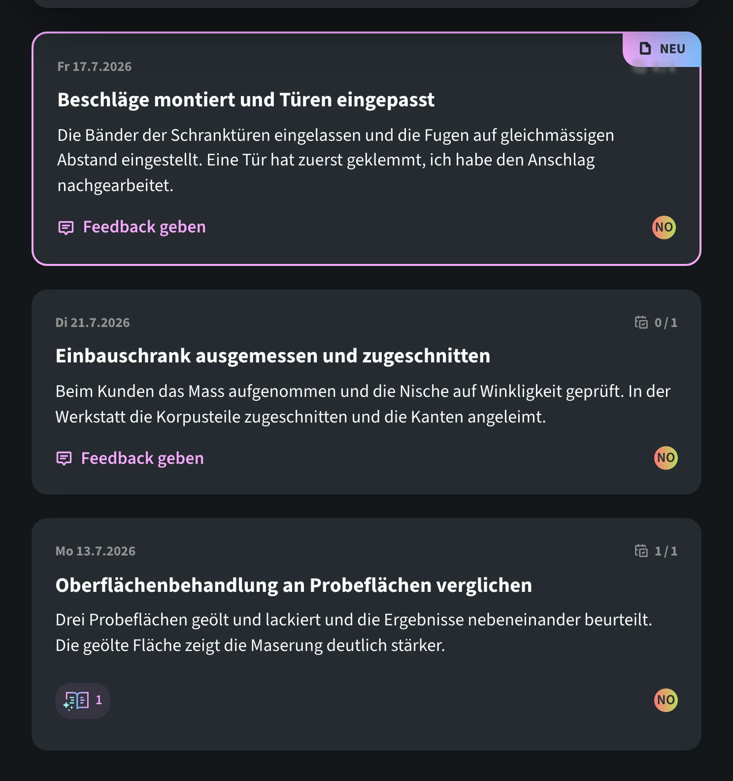 Beitragsliste der Schreiner-Lernenden Nina Odermatt in der Sicht ihres Berufsbildners Beat Fluri: Die oberste Karte hat einen farbigen Rahmen und den Vermerk «Neu», die beiden Karten darunter sind bereits gelesen und tragen ein neueres Datum.